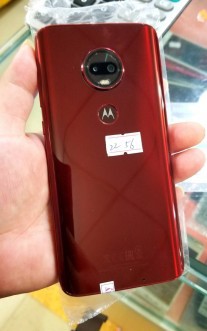 Xuất hiện hình ảnh rò rỉ về chiếc smartphone Motorola bí ẩn với notch hình giọt nước - Ảnh 1.