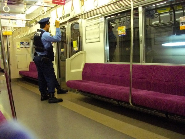 Say xỉn rồi mắc kẹt dưới ghế, người đàn ông khiến tuyến tàu điện lớn nhất Tokyo đình trệ trong 1 giờ - Ảnh 1.