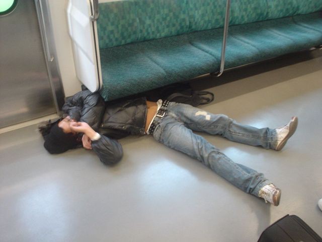Say xỉn rồi mắc kẹt dưới ghế, người đàn ông khiến tuyến tàu điện lớn nhất Tokyo đình trệ trong 1 giờ - Ảnh 2.
