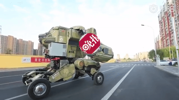 Trung Quốc: Người làm robot khổng lồ bị công an đuổi, người lại bỏ 700 triệu mua Transformer bày khắp nhà - Ảnh 2.