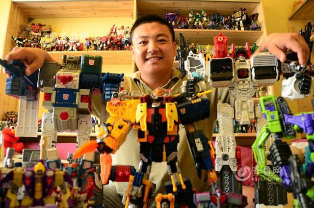 Trung Quốc: Người làm robot khổng lồ bị công an đuổi, người lại bỏ 700 triệu mua Transformer bày khắp nhà - Ảnh 3.