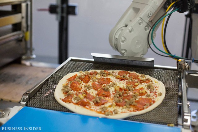 Đây là lý do vì sao sản xuất pizza bằng robot có thể hạ gục những ông lớn như Dominos hay Pizza Hut - Ảnh 2.