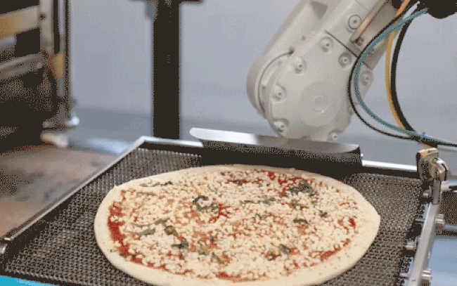 Đây là lý do vì sao sản xuất pizza bằng robot có thể hạ gục những ông lớn như Dominos hay Pizza Hut - Ảnh 1.