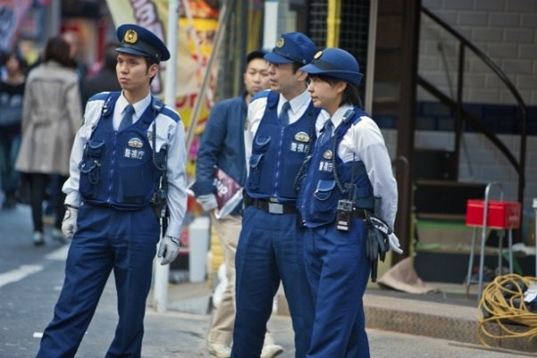 Bạn nghĩ tuần mới của mình tồi tệ? Một anh cảnh sát Nhật vừa đánh rơi súng trong khi làm nhiệm vụ - Ảnh 1.