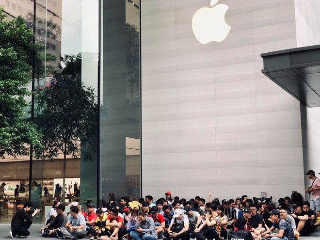 Singapore: Thanh niên lũ lượt camp iPhone XS trước 20 tiếng, một mét vuông bốn chú ngồi chung - Ảnh 7.