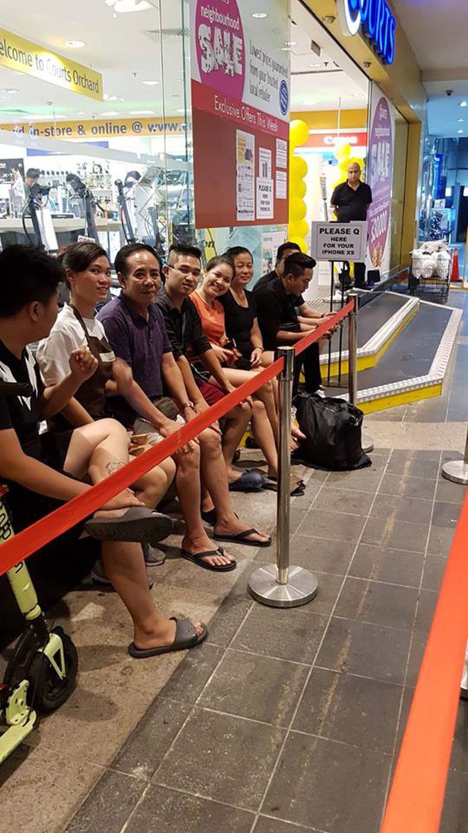 Singapore: Thanh niên lũ lượt camp iPhone XS trước 20 tiếng, một mét vuông bốn chú ngồi chung - Ảnh 8.