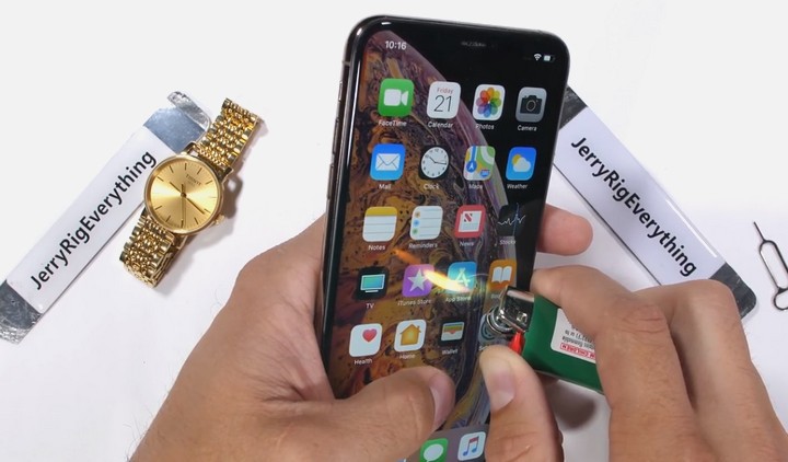 Tra tấn iPhone XS Max bằng c&agrave;o xước, hơ lửa v&agrave; bẻ cong: Độ bền tốt nhưng khả năng chống xước kh&ocirc;ng cao - Ảnh 4.