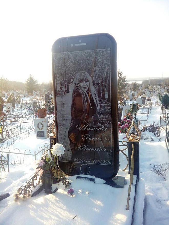 Nga: Cô gái được gia đình dựng bia mộ hình cái iPhone 7 cao một mét rưỡi sau khi qua đời - Ảnh 2.