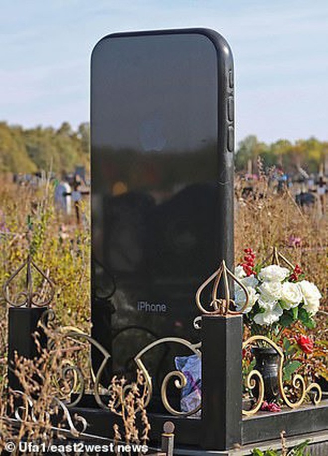 Nga: Cô gái được gia đình dựng bia mộ hình cái iPhone 7 cao một mét rưỡi sau khi qua đời - Ảnh 3.