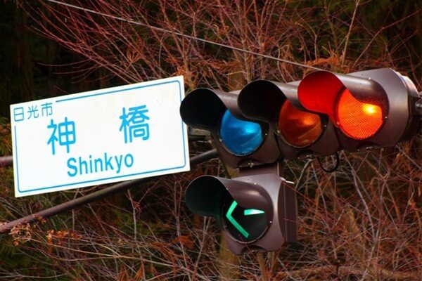 Đến Nhật Bản suốt nhưng bạn có thắc mắc đèn giao thông ở Nhật có màu xanh lam thay vì màu xanh lục? - Ảnh 1.