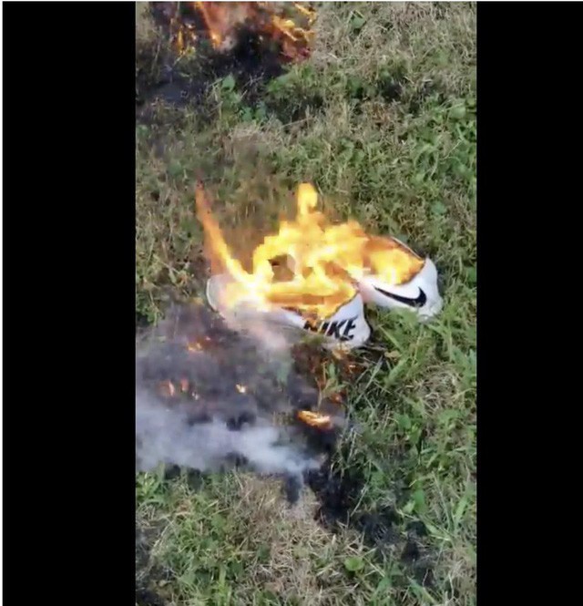 Nhiều người đốt giày, quần áo để phản đối chiến dịch quảng cáo mới của Nike - Ảnh 3.