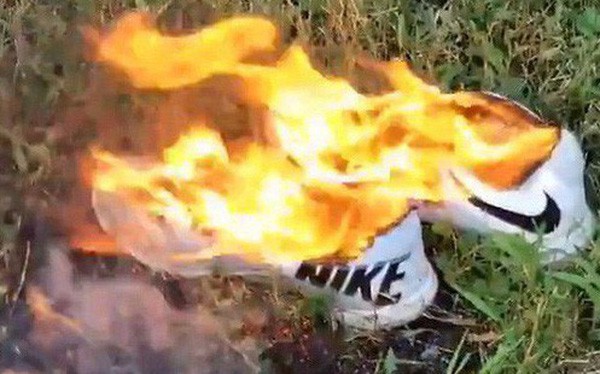 Nhiều người đốt giày, quần áo để phản đối chiến dịch quảng cáo mới của Nike - Ảnh 1.