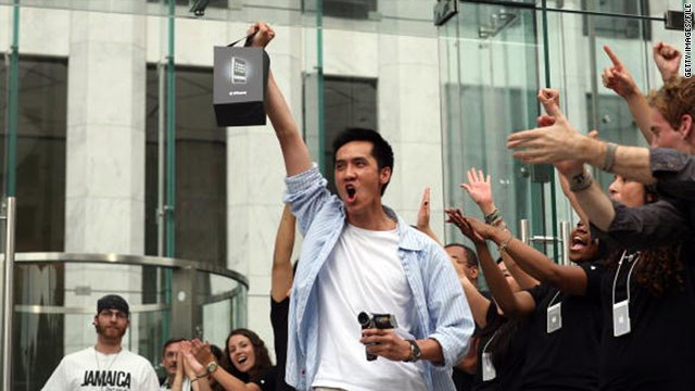 Nhìn lại 11 năm trước: Apple từng giảm giá iPhone 200 USD khiến iFan giận dữ và cực lực phản đối - Ảnh 1.