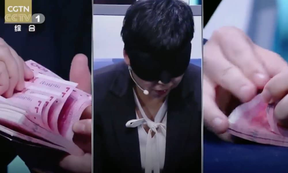 [Video] Xem cao thủ ngân hàng bịt mắt đếm tiền bằng tai - Ảnh 3.