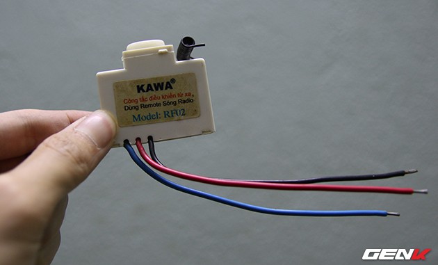  Một công tắc điều khiển từ xa dùng sóng RF, thay cho các công tắc âm tường phổ thông. Công tắc này có giá khoảng 100 ngàn đồng. 