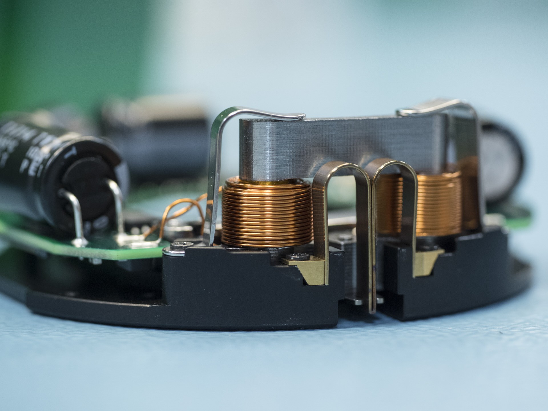 Leaf Shutter loại 28 mm có hai motor giúp đóng mở