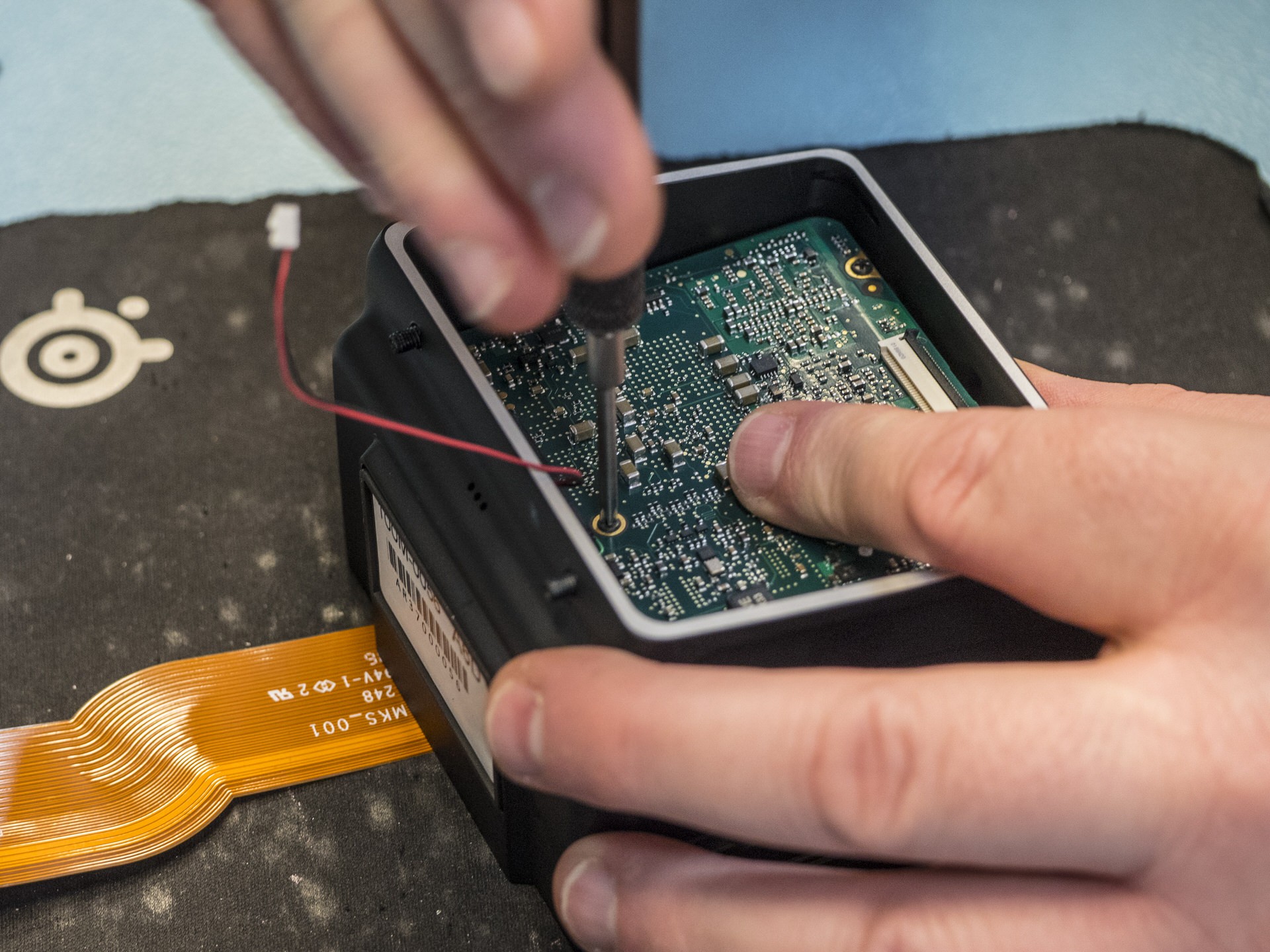 Các mấu nối, vi mạch đều được lắp ráp thủ công