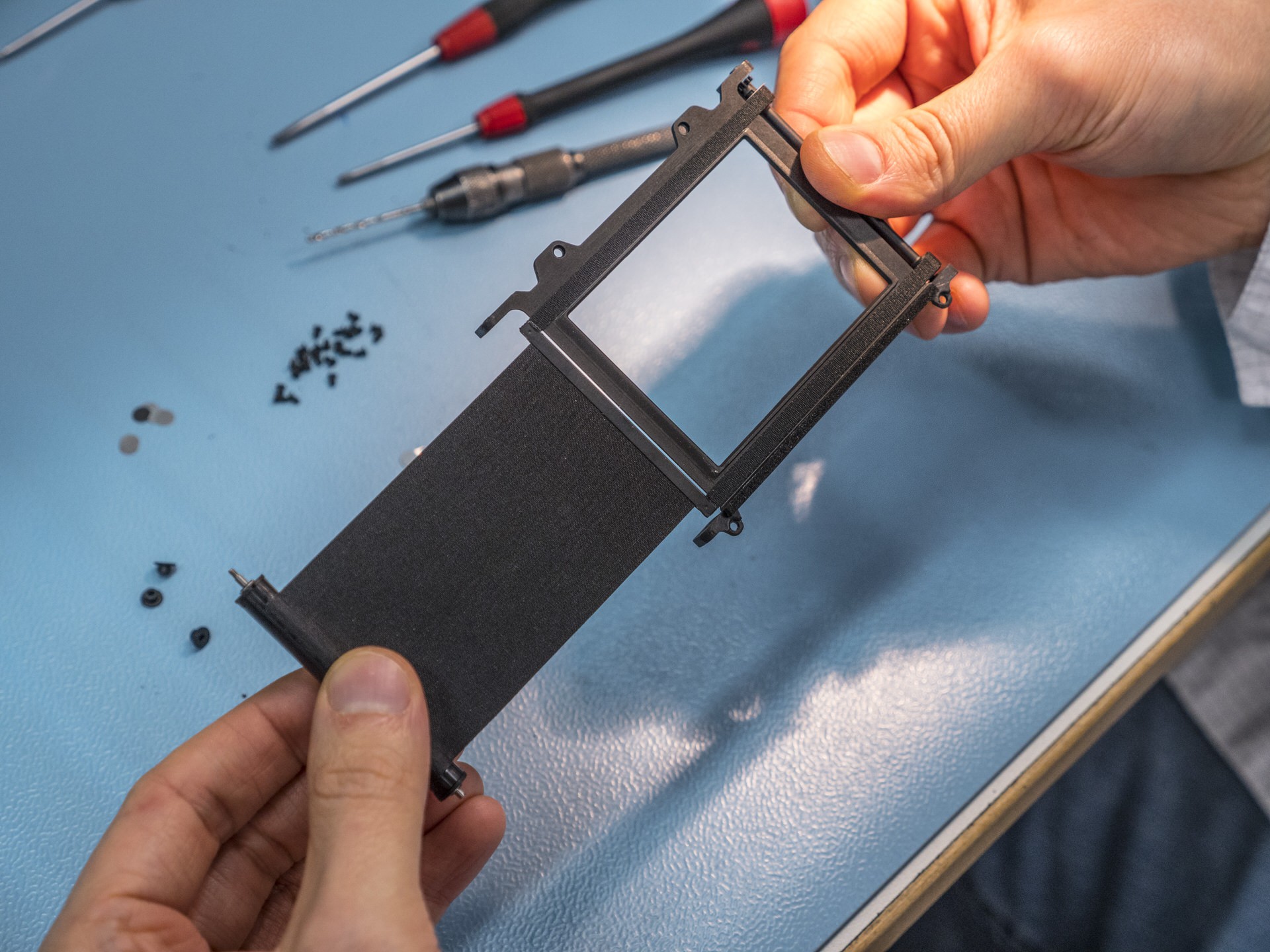 Nhân viên lắp ráp màn trập trong ảnh cho biết một màn trập hoàn chỉnh cần lực khép đạt 0,9 N.