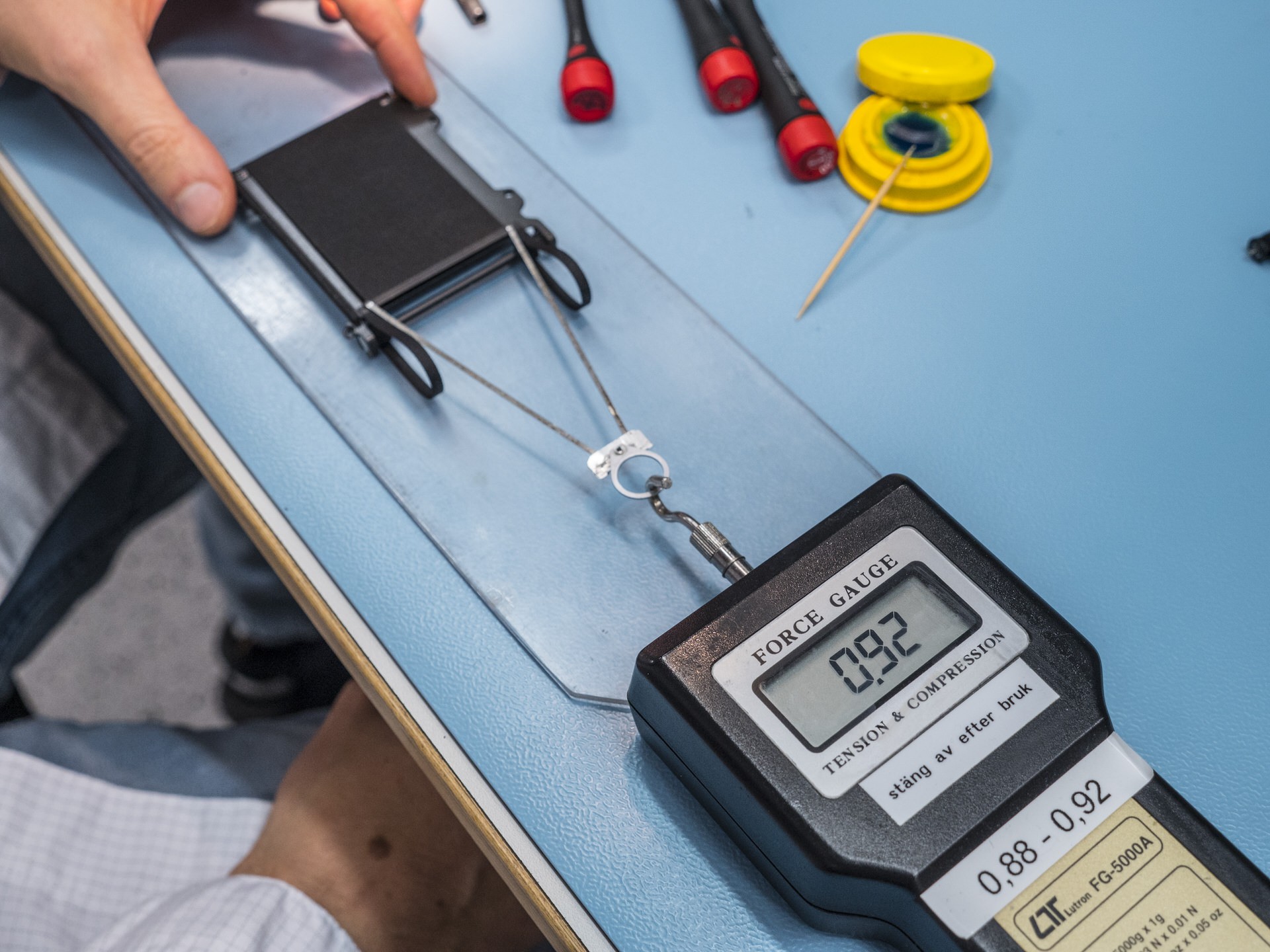 Chiếc ông vừa tạo ra có sai số 0,02 N. Ông cho biết phải mất rất nhiều tháng làm việc liên tiếp trong nhà máy mới có thể cảm nhận chính xác mức lực cần thiết trong quá trình lắp ráp một màn trập