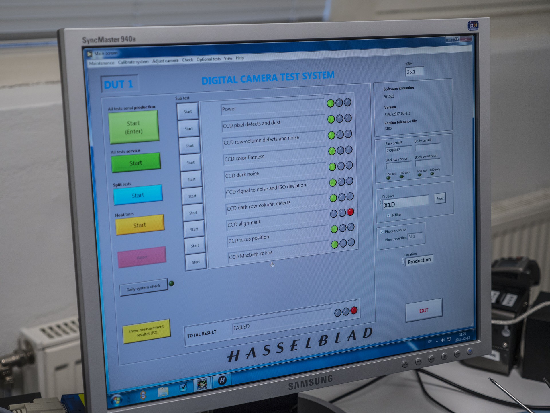 Màn hình hiển thị quá trình cân chỉnh khả năng tái hiện màu sắc trên một chiếc X1D