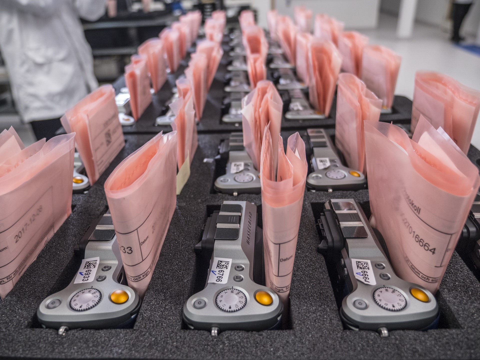 Lô máy ảnh X1D chờ kiểm duyệt tổng thể một lần nữa trước khi đóng hộp và xuất đi