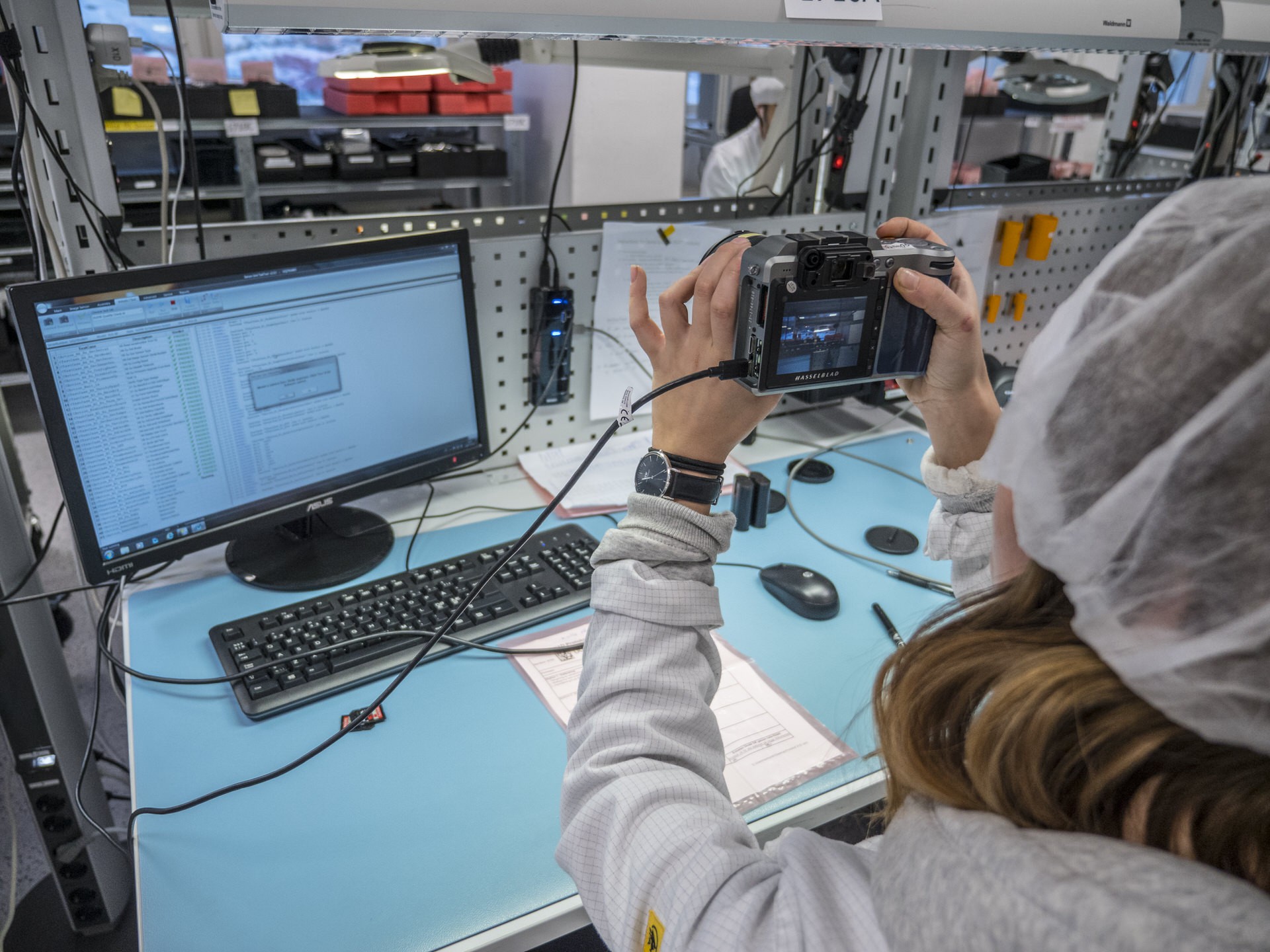 Một chuyên viên đang kiểm thử một thân máy X1D