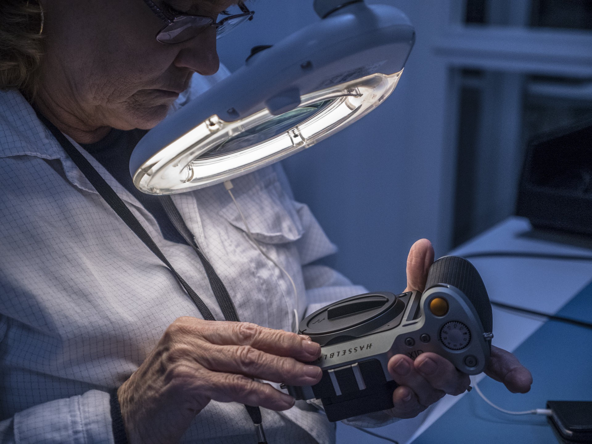 Việc vệ sinh thân máy ảnh Hasselblad diễn ra hết sức kỹ lưỡng