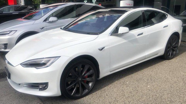 Chồng siêu mẫu Ngọc Thạch tậu Tesla Model S tăng tốc từ 0 – 100 km trong 2,7 giây - Ảnh 1.