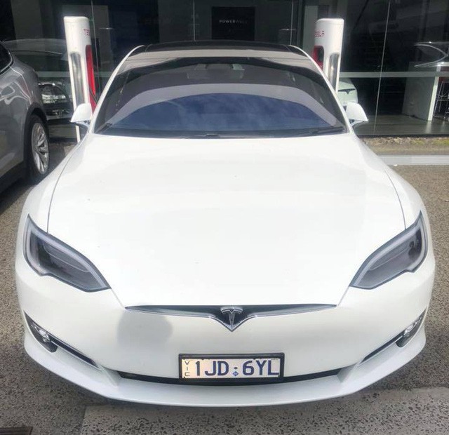 Chồng siêu mẫu Ngọc Thạch tậu Tesla Model S tăng tốc từ 0 – 100 km trong 2,7 giây - Ảnh 2.