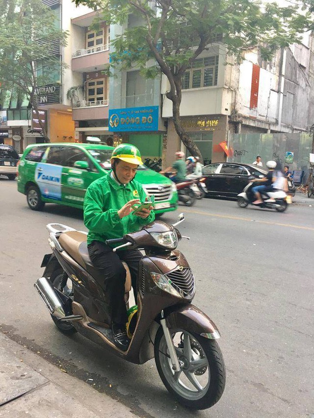 Muốn làm dâu trăm họ thật tốt, Chủ tịch HĐQT của taxi Mai Linh tự chạy xe ôm chở khách - Ảnh 1.