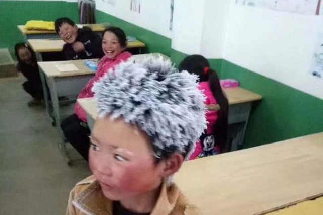  Trung Quốc: Lạnh đến mức tóc đóng băng ngoài trời - Ảnh 1.
