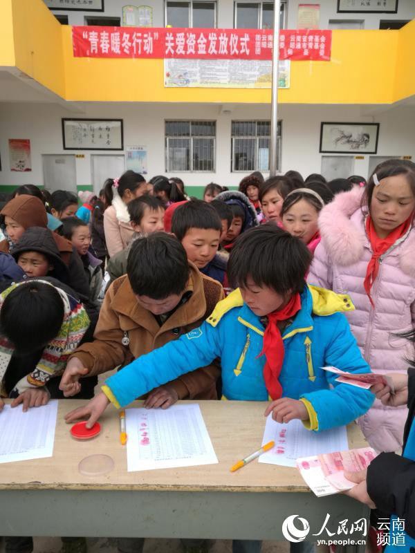 Ngôi trường của cậu bé tóc đóng băng vẫn miệt mài đi học nhận được khoản quyên góp 100.000 tệ để mua quần áo ấm cho học sinh - Ảnh 4.