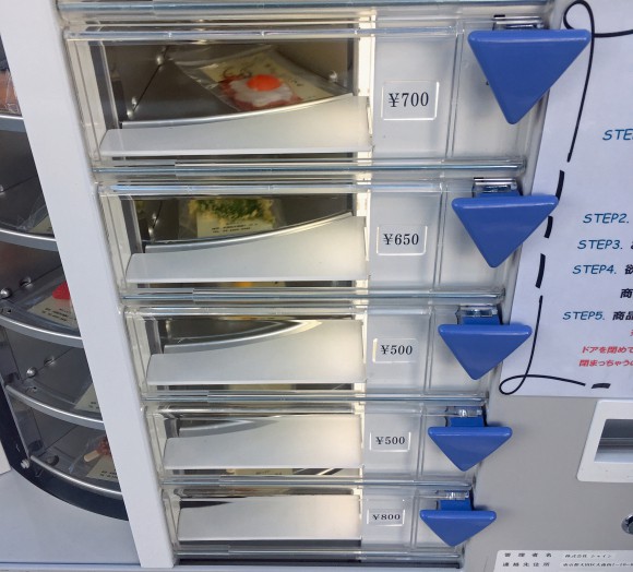 Nhật Bản có cả máy bán mô hình đồ ăn giả tự động, trông ứa nước miếng vì tưởng thức ăn thật - Ảnh 7.