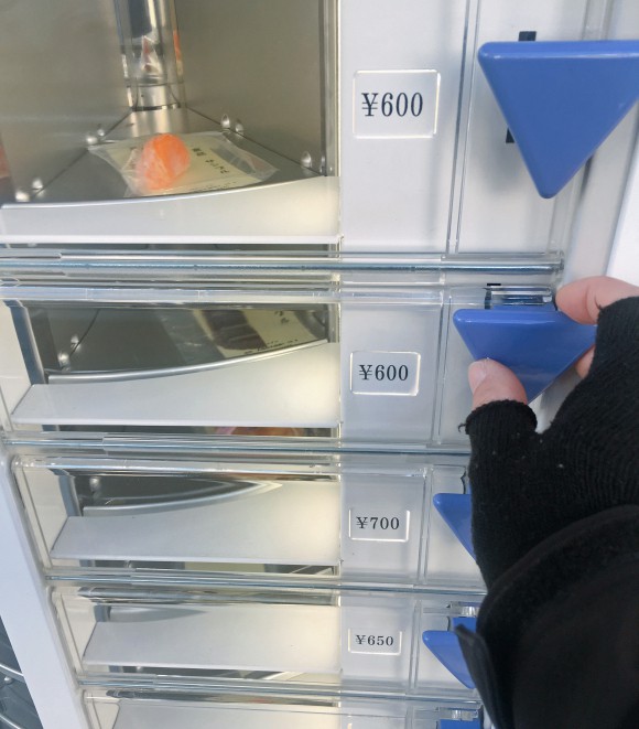 Nhật Bản có cả máy bán mô hình đồ ăn giả tự động, trông ứa nước miếng vì tưởng thức ăn thật - Ảnh 9.