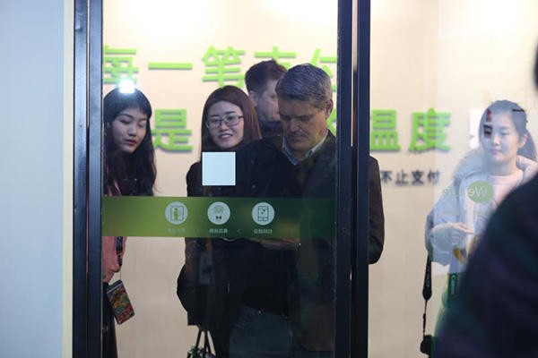 Nối gót Amazon Go, Wechat mở cửa hàng tiện lợi tự phục vụ đầu tiên ở Thượng Hải - Ảnh 3.