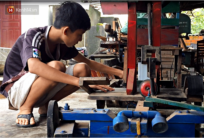 Nam sinh lớp 9 chế tạo ô tô điện từ gỗ và phế liệu để chở các em nhỏ đi học - Ảnh 3.