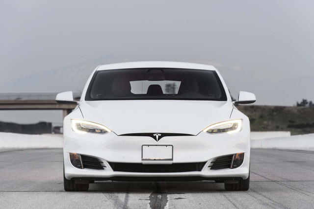 Chồng siêu mẫu Ngọc Thạch tậu Tesla Model S tăng tốc từ 0 – 100 km trong 2,7 giây - Ảnh 5.