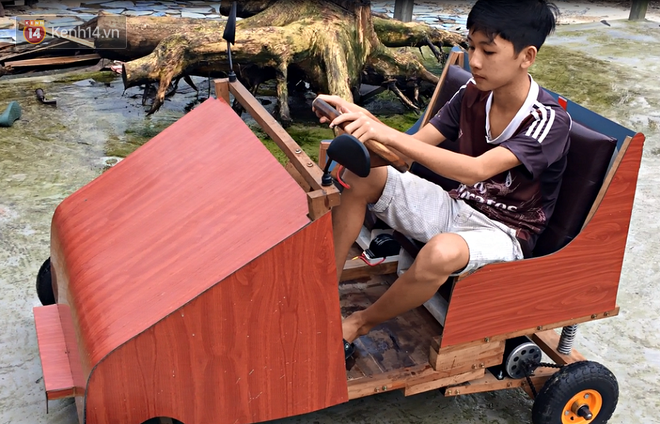 Nam sinh lớp 9 chế tạo ô tô điện từ gỗ và phế liệu để chở các em nhỏ đi học - Ảnh 8.