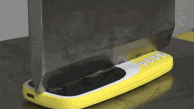 [Video tra tấn] Thử cắt đôi Nokia 3310 bằng máy nén thủy lực nặng 100 tấn - Ảnh 2.