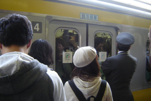 Hành khách ra vào Tokyo mỗi ngày đông hơn cả đội quân xâm lược hung hãn nhất lịch sử - Ảnh 1.