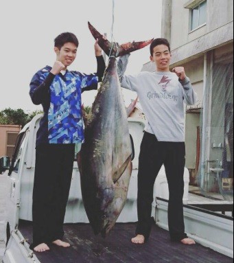 Không có dụng cụ, 2 học sinh cấp III ở Nhật tay không đấm ngất con cá ngừ nặng 1 tạ - Ảnh 3.
