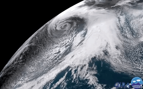 Vệ tinh bất ngờ quay được cảnh cơn bão vô danh khổng lồ đang hoành hành Thái Bình Dương, tạo sóng cao hàng chục mét - Ảnh 2.