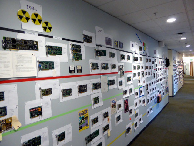 35 năm lịch sử phát triển phần cứng được thể hiện qua bức tường GPU tại văn phòng Microsoft - Ảnh 2.