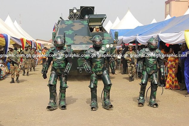 Ghana ra mắt một loạt nguyên mẫu thiết bị quân sự kỳ lạ, từ xe tăng đi bộ cho tới khung xương trợ lực - Ảnh 2.