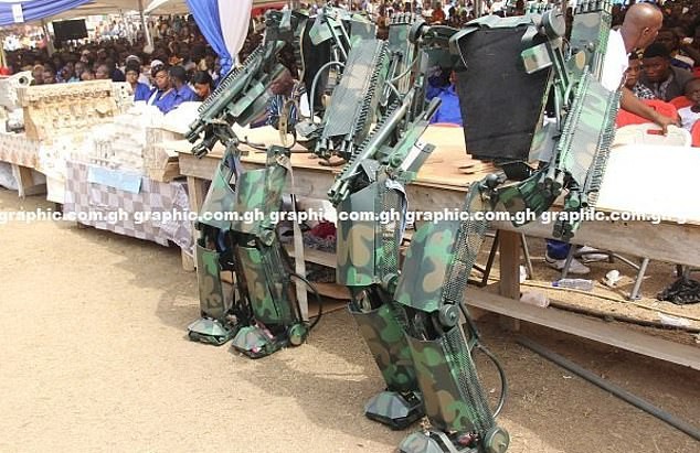Ghana ra mắt một loạt nguyên mẫu thiết bị quân sự kỳ lạ, từ xe tăng đi bộ cho tới khung xương trợ lực - Ảnh 3.