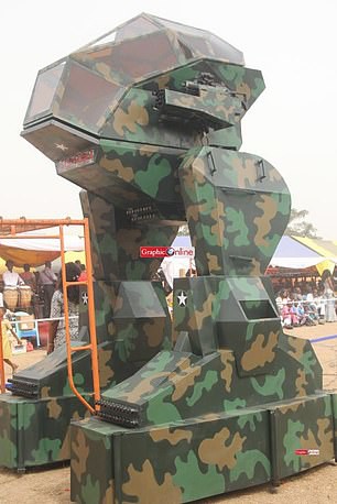 Ghana ra mắt một loạt nguyên mẫu thiết bị quân sự kỳ lạ, từ xe tăng đi bộ cho tới khung xương trợ lực - Ảnh 4.