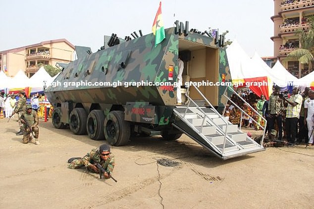 Ghana ra mắt một loạt nguyên mẫu thiết bị quân sự kỳ lạ, từ xe tăng đi bộ cho tới khung xương trợ lực - Ảnh 5.