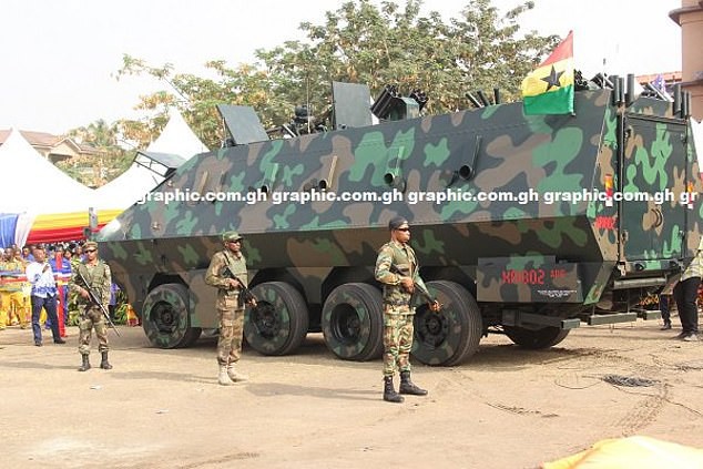 Ghana ra mắt một loạt nguyên mẫu thiết bị quân sự kỳ lạ, từ xe tăng đi bộ cho tới khung xương trợ lực - Ảnh 6.