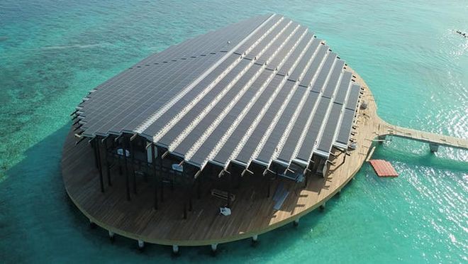 Tham quan khu nghỉ dưỡng xa hoa trên đảo nhân tạo với hệ thống pin Mặt Trời ngay trên mái nhà tại Maldives - Ảnh 1.
