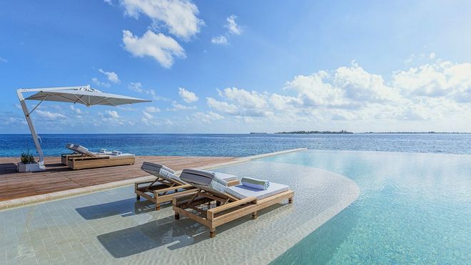 Tham quan khu nghỉ dưỡng xa hoa trên đảo nhân tạo với hệ thống pin Mặt Trời ngay trên mái nhà tại Maldives - Ảnh 8.